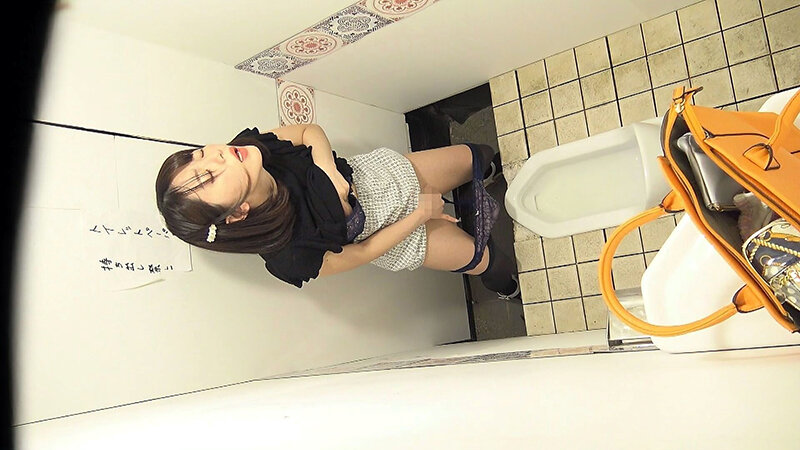 「【素人】女子トイレ盗撮40人のリアルオナニー映像｜局部アップ＆放尿シーン収録」のサンプル画像5枚目