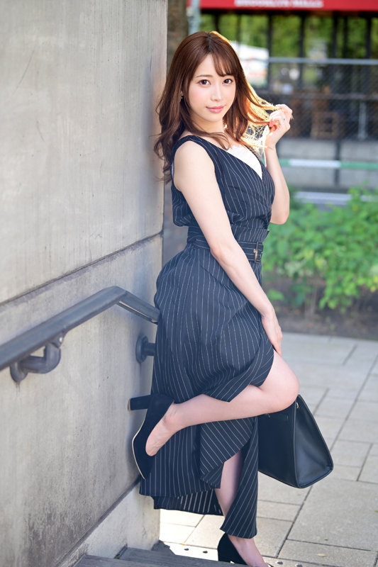 「【素人人妻】巨乳巨尻の元アイドル奥様が濃厚ハメ撮りで中出し懇願する不倫映像」のサンプル画像1枚目