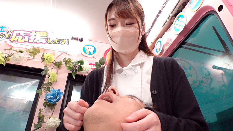「【素人】マスク美女の歯科衛生士8人が初顔出しディープキス!デカチン巨根に悶える白衣の天使たち」のサンプル画像2枚目