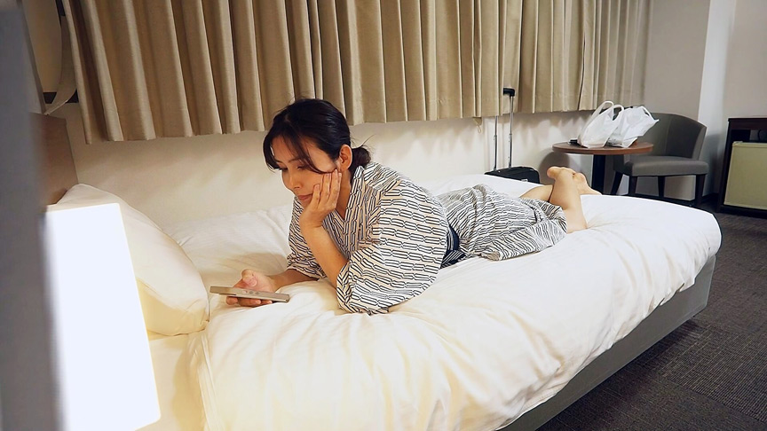 「【素人OL】ビジネスホテルで無防備オナニーを盗撮風に覗き見｜巨乳美女の自慰行為」のサンプル画像3枚目