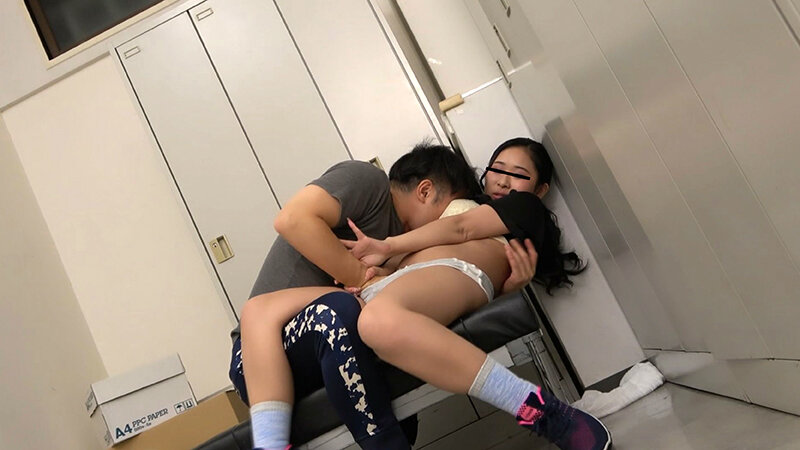 「【素人】巨尻ジム女子に中出し！ロッカーで局部アップ濃厚SEX【白目絶頂】」のサンプル画像2枚目