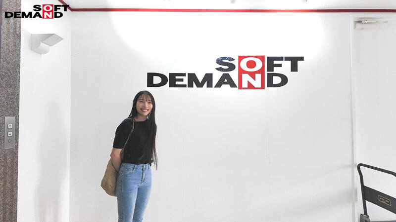 「玉井晴香 スレンダー人妻が3P・4Pで大量顔射を受け止める敏感ボディの美人妻」のサンプル画像4枚目