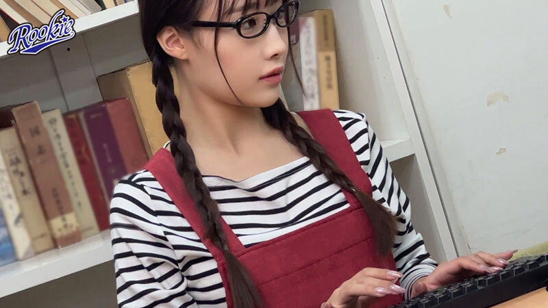 「【斉藤帆夏】図書館で働く地味メガネ美少女が盗撮から寝取られ中出しされる背徳映像【NTR】」のサンプル画像2枚目