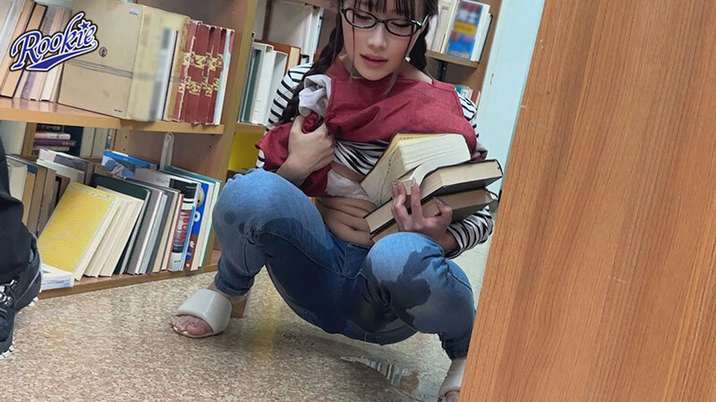 「【斉藤帆夏】図書館で働く地味メガネ美少女が盗撮から寝取られ中出しされる背徳映像【NTR】」のサンプル画像5枚目