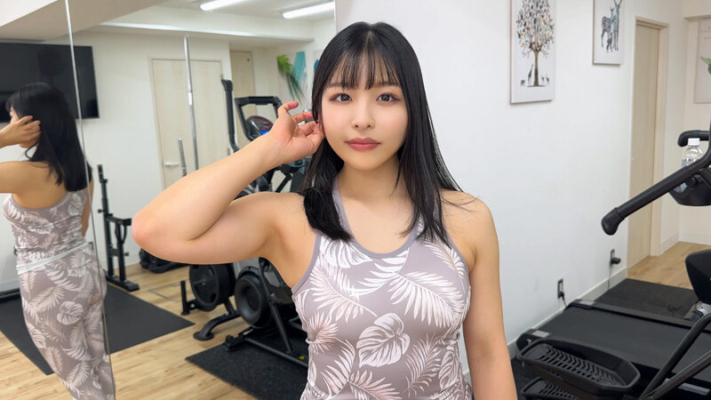「【素人人妻】鍛え上げた美乳ボディの若妻ジムトレーナーが会員を寝取るNTR不倫セックス」のサンプル画像2枚目