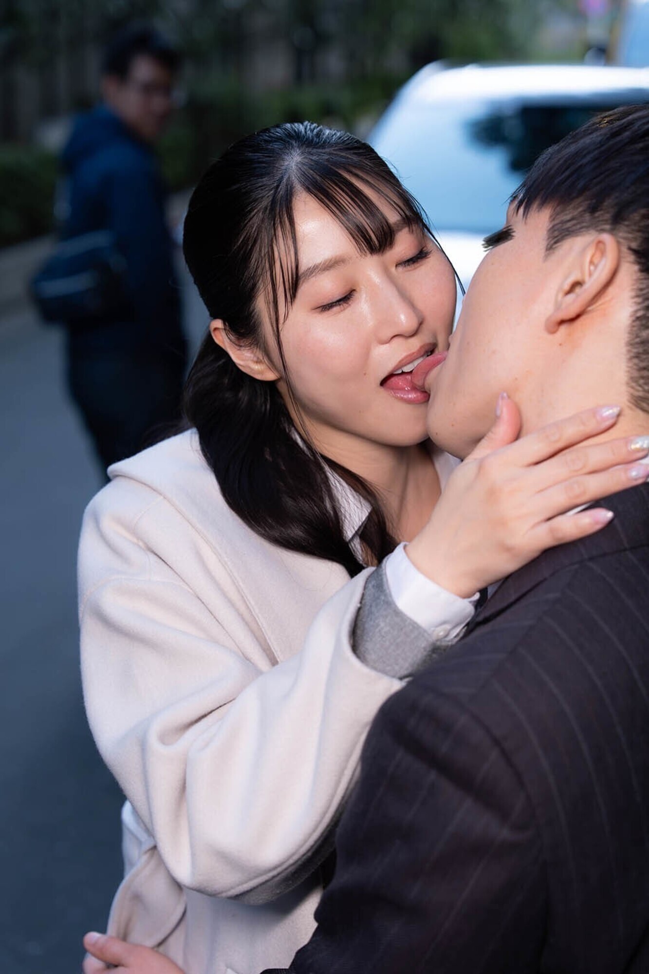 「通行人は二度見する！ドラマの主人公のような不意打ち路上キスで火がついた人妻上司は浮気欲が止まらない VOL.2」のサンプル画像9枚目