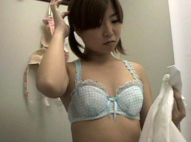「【素人】【盗撮・のぞき】プロ女撮り師が密着撮影した秘蔵映像コレクション4時間スペシャル」のサムネイル