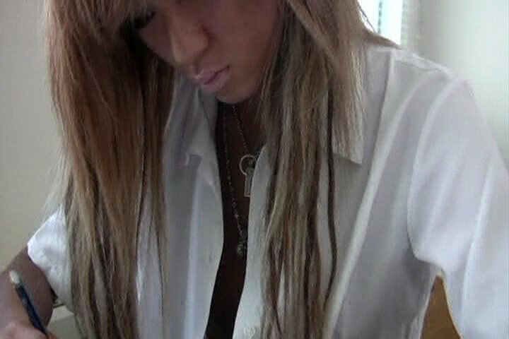 「【素人人妻】熟女の着替えを盗撮・のぞき映像が流出！主婦の無防備な姿をチラ見せ【秘蔵動画】」のサンプル画像2枚目