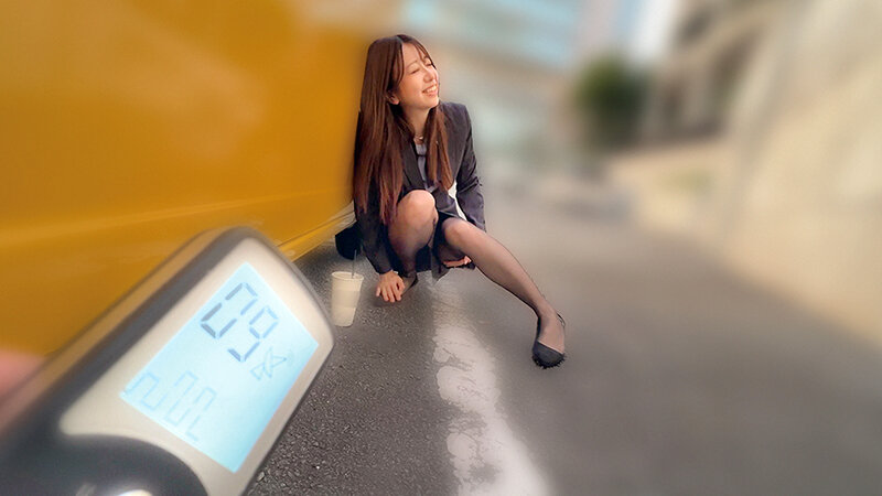 「【素人OL】美乳ビジネススーツ美女が野外露出で羞恥プレイ！リモコンバイブお散歩で絶頂連発」のサンプル画像8枚目