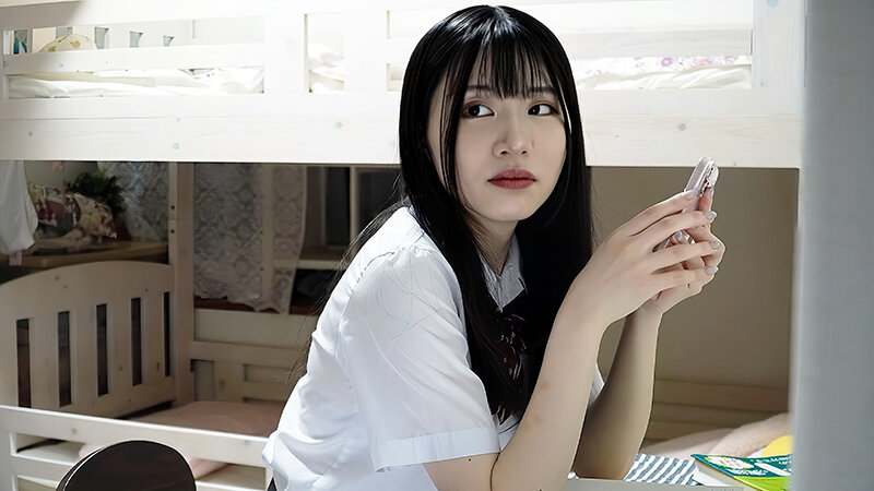 「素人女子校生の覚えたてオナニー盗撮！制服姿の色白美少女が恥じらい指マンで感じる一人エッチ」のサンプル画像1枚目