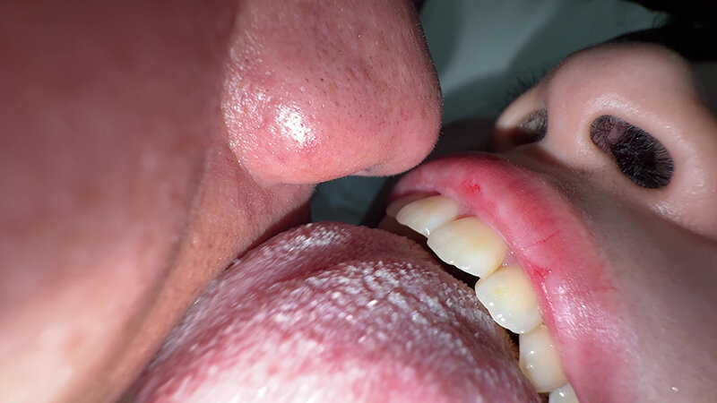 「【水月みお】美人お姉さんを街角ナンパ！素人風の甘いキスとドキドキ密着撮影」のサンプル画像17枚目