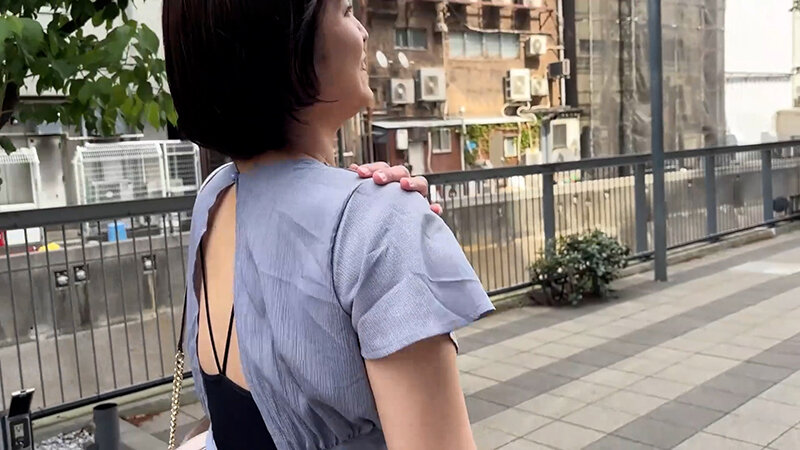 「【素人ナンパ】街角お姉さんのアナル観察！ウェディングプランナーかほちゃんの恥じらい初体験」のサンプル画像2枚目