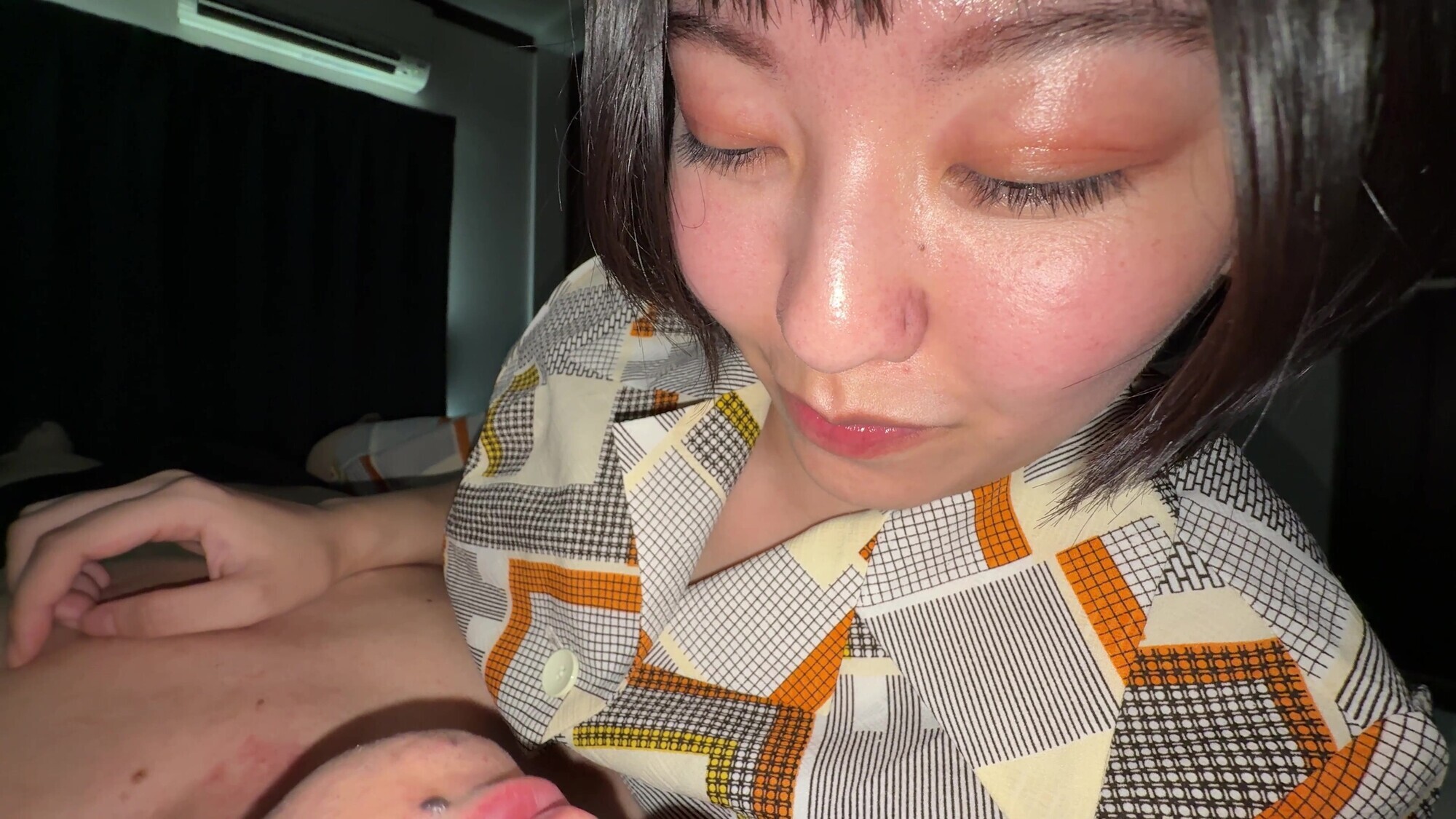 「【個人撮影】加護まりの暗い部屋で鼻●●&手コキ」のサンプル画像5枚目
