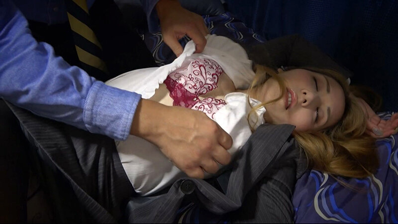 「素人OL20名をお持ち帰り！美乳・巨乳パイパン女子にイラマチオ＆中出しする衝撃ドキュメント」のサンプル画像10枚目