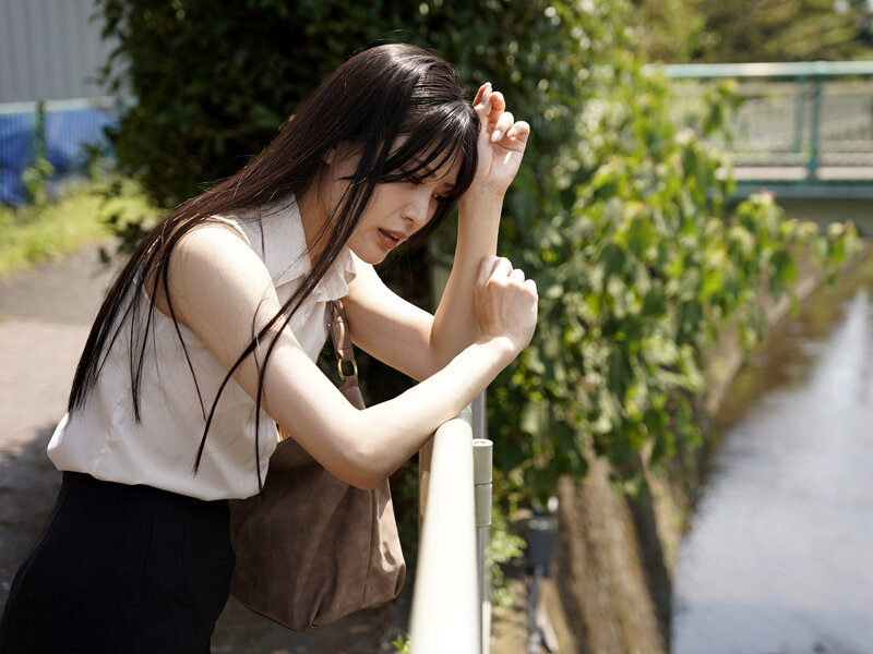 「スレンダーOL最上一花が禁断介護で魅せる濃厚キス&中出し!お爺ちゃんとの秘密の関係」のサンプル画像9枚目