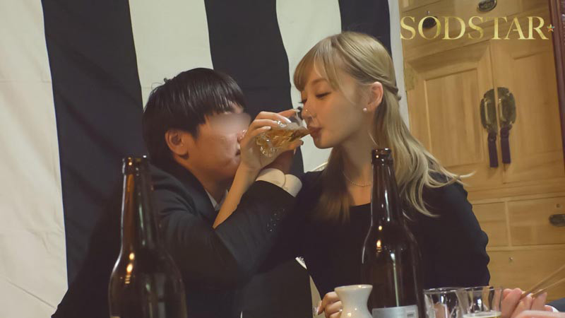 「渚恋生の金髪喪服ギャル姿が魅力的!熟女女優の大人の色気溢れる話題作をレビュー」のサンプル画像2枚目