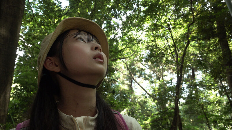 「美少女・望月つぼみが野外露出でイラマチオ&中出し!森の中で見つけた全裸少女との禁断プレイ」のサンプル画像3枚目