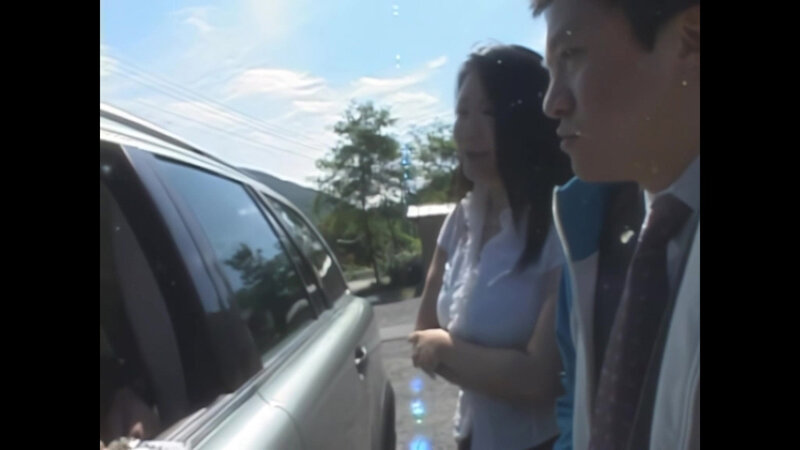 「手塚真由美が魅せる人妻不倫旅行｜巨乳熟女の温泉癒し旅で禁断の関係に溺れる」のサムネイル