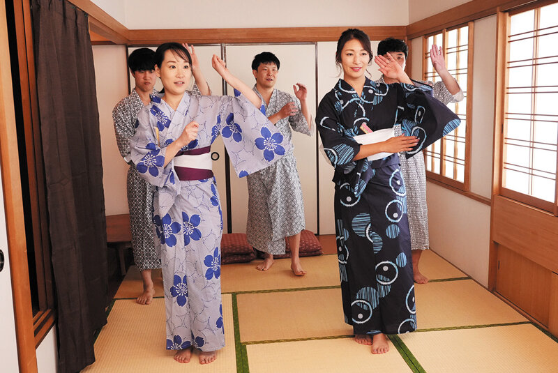 「小早川怜子のNTR作品|浴衣姿の美人妻が夏祭りで巨根男たちに寝取られる熟女動画」のサンプル画像2枚目