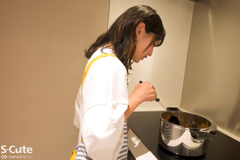 「美少女・渚みつきの濃厚フェラがエロすぎる!「ご飯にする?お風呂にする?」で魅せる究極の誘惑」のサンプル画像5枚目