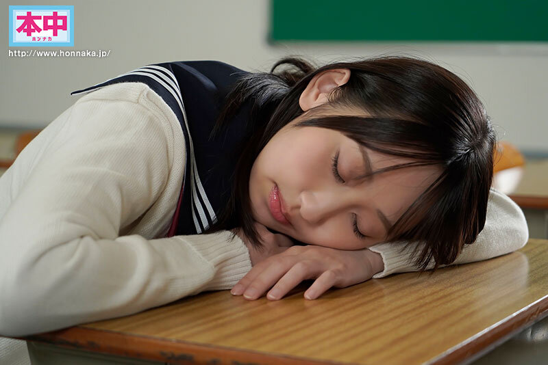 「山下紗和の美乳制服姿で3P中出し体験！清楚系女優の過激プレイ動画」のサンプル画像2枚目