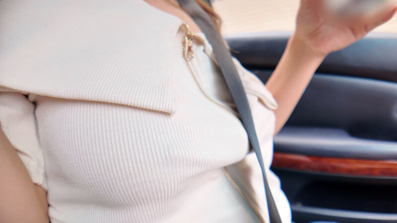 「椿りか 巨乳揺れるノーブラデートで羞恥露出ハメ撮り中出しセックス」のサンプル画像1枚目