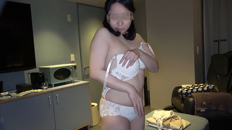 「【素人人妻】清楚系美人奥様が3P・SMプレイでごっくん体験！ムッツリ妻の秘密の応募動画」のサンプル画像6枚目