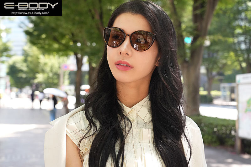 「東雲つばき 巨乳お姉さんがフェラ＆ハメ撮りで魅せる！アジアンモデルの衝撃AVデビュー作品」のサンプル画像1枚目