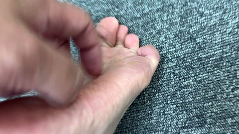 「【素人ナンパ】お姉さん系美女ゆうかちゃんに街角で声かけ!製造業事務OLのくすぐり体験動画」のサンプル画像17枚目