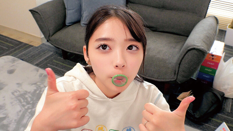 「【素人】巨乳人妻が童貞男子をナンパしてフェラから生中出しまで筆おろしする神対応」のサンプル画像1枚目