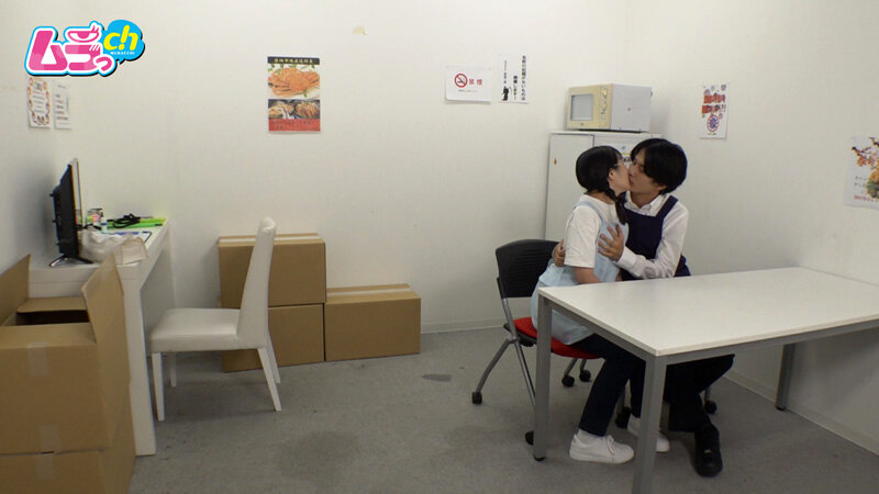 「音羽美鈴の盗撮・のぞき動画｜美少女バイト店員が店長に迫られる素人風美乳娘の秘密映像」のサンプル画像4枚目