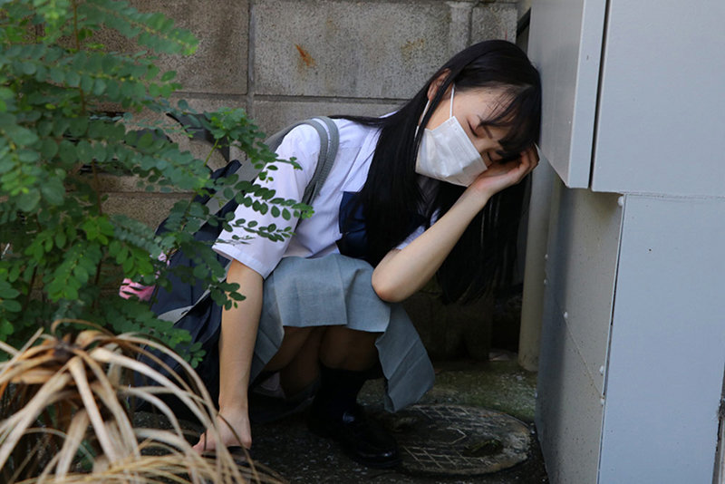 「素人女子校生の着替えを隠し撮り！興奮の盗撮映像から禁断の中出し展開へ」のサンプル画像1枚目