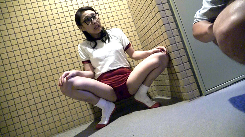 「熟女コスプレ羞恥プレイ!多田有花のセーラー服姿で野外露出&お漏らし告白」のサンプル画像11枚目