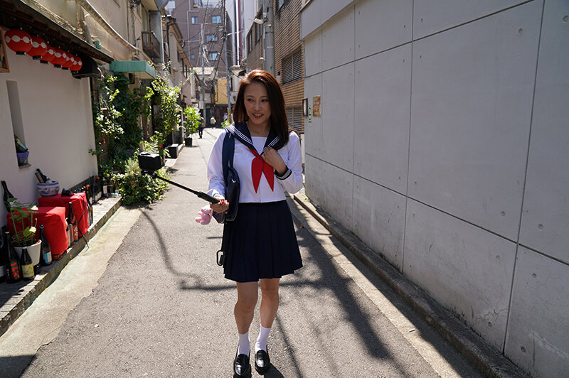 「熟女コスプレ羞恥プレイ!多田有花のセーラー服姿で野外露出&お漏らし告白」のサンプル画像2枚目