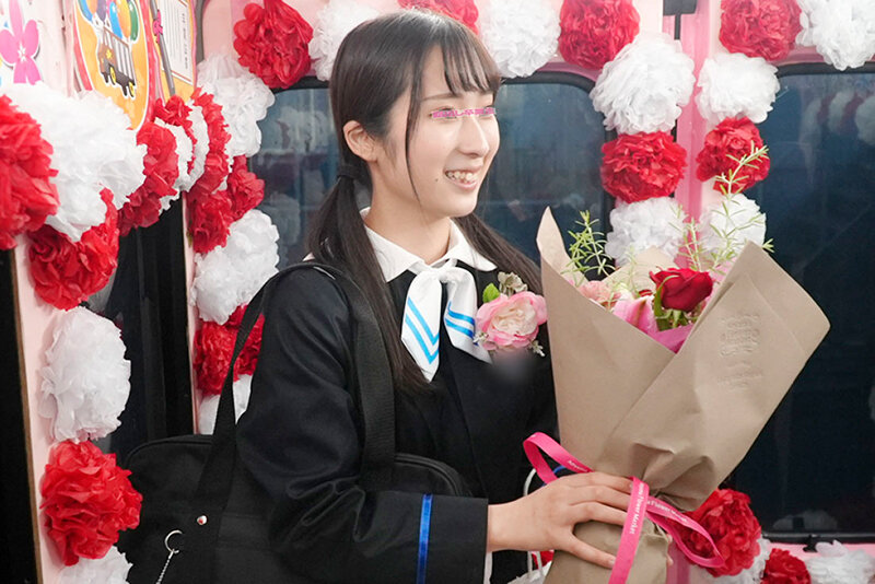 「【素人JK卒業式ナンパ】マジックミラー号で巨根体験!初々しい学生服美少女20人の恥じらいSEX10時間」のサンプル画像2枚目