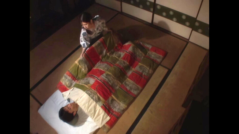 「秋葉りさの近親相姦プレイ|巨乳熟女が和服姿で魅せる禁断の蔵の中の情事」のサンプル画像5枚目