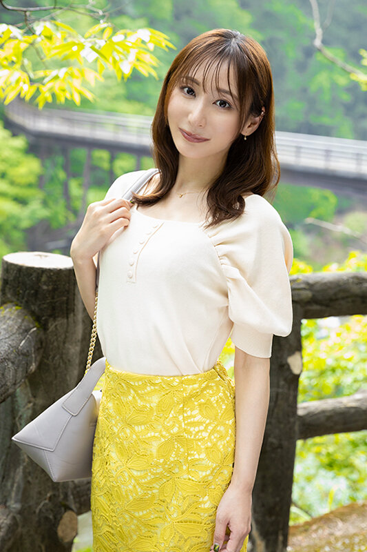 「足立友梨の人妻不倫温泉旅行で中出し三昧!熟女妻が魅せる背徳の濃密セックス」のサンプル画像2枚目