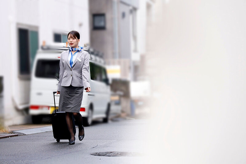 「椎名ななみ 緊縛解禁!美脚CAが3P調教でドM覚醒する黒パンストスチュワーデスSM作品」のサンプル画像2枚目