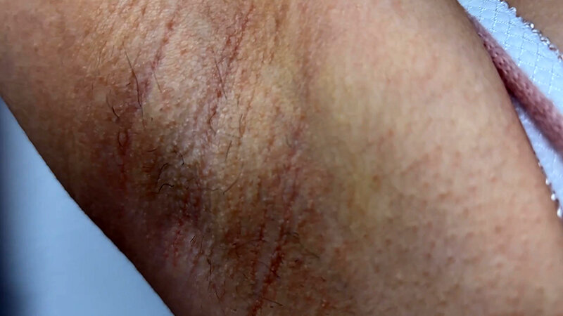 「素人お姉さんナンパ企画！食品工場事務員みりなちゃんが街中でM男にワキ舐め許可する神対応」のサンプル画像10枚目