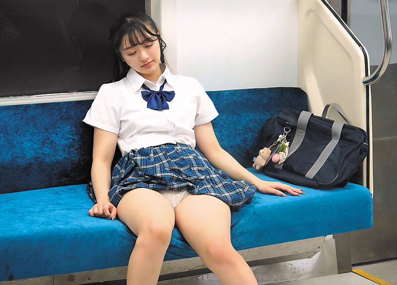 「花守夏歩 女子校生コスプレで誘惑パンチラ&フェラ奉仕から騎乗位中出しまで痴女プレイ全開」のサムネイル