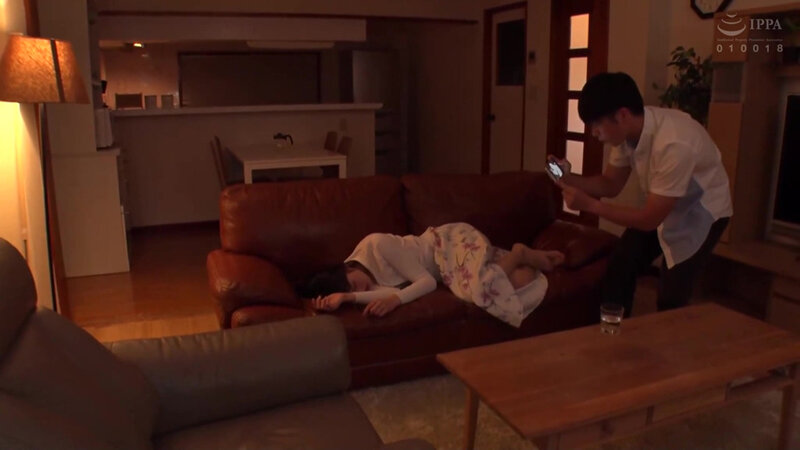 「【素人人妻】美乳巨尻の主婦が不倫ナンパで騎乗位中出し！家庭的な奥様のエロス映像」のサンプル画像18枚目