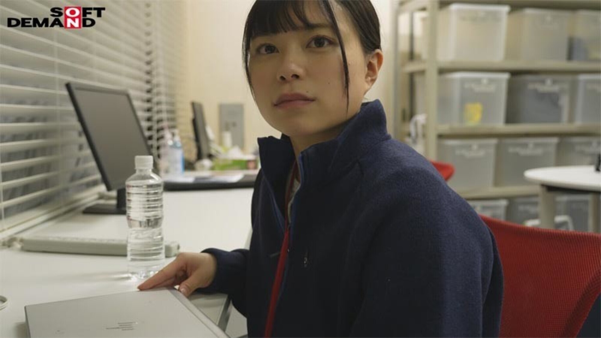 「SOD女子社員 AV出演業務 制作部 中途1年目 岡島明来(24) 初客観単体SEX 平日昼間社内連れ回し声ガマンSEX おもちゃオナニー イカされまくり初4P 公開全裸挨拶」のサンプル画像2枚目