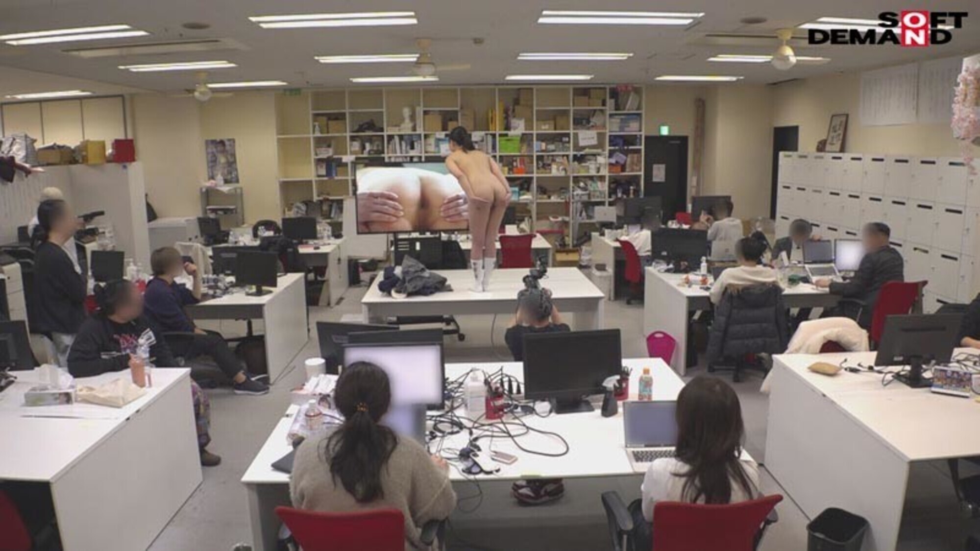 「SOD女子社員 AV出演業務 制作部 中途1年目 岡島明来(24) 初客観単体SEX 平日昼間社内連れ回し声ガマンSEX おもちゃオナニー イカされまくり初4P 公開全裸挨拶」のサンプル画像20枚目