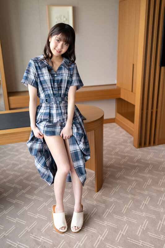 「永野いち夏が学生服姿でフェラ＆オナニー披露！美少女ミニ系女優の悶絶プレイ」のサンプル画像3枚目