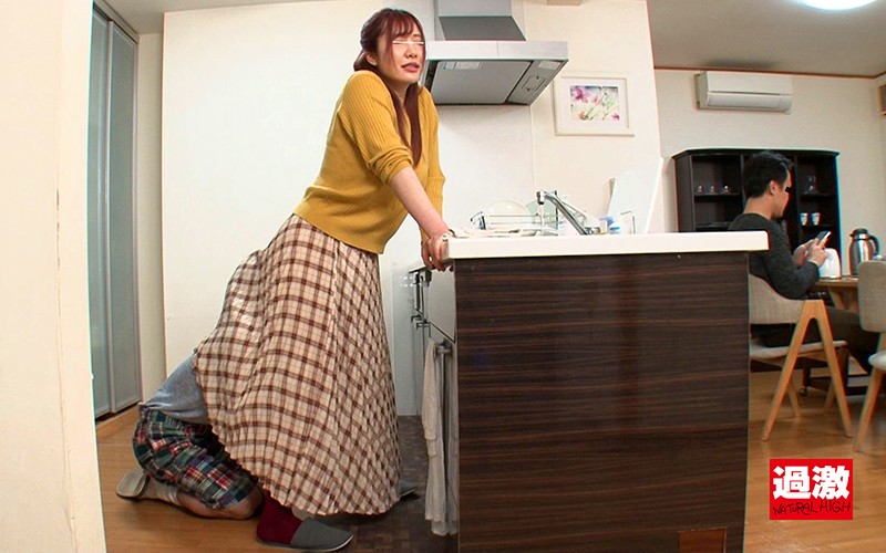 「【NTR】巨尻叔母さんがショタにクンニされ夫の近くで感じてしまう寝取られ動画」のサンプル画像15枚目