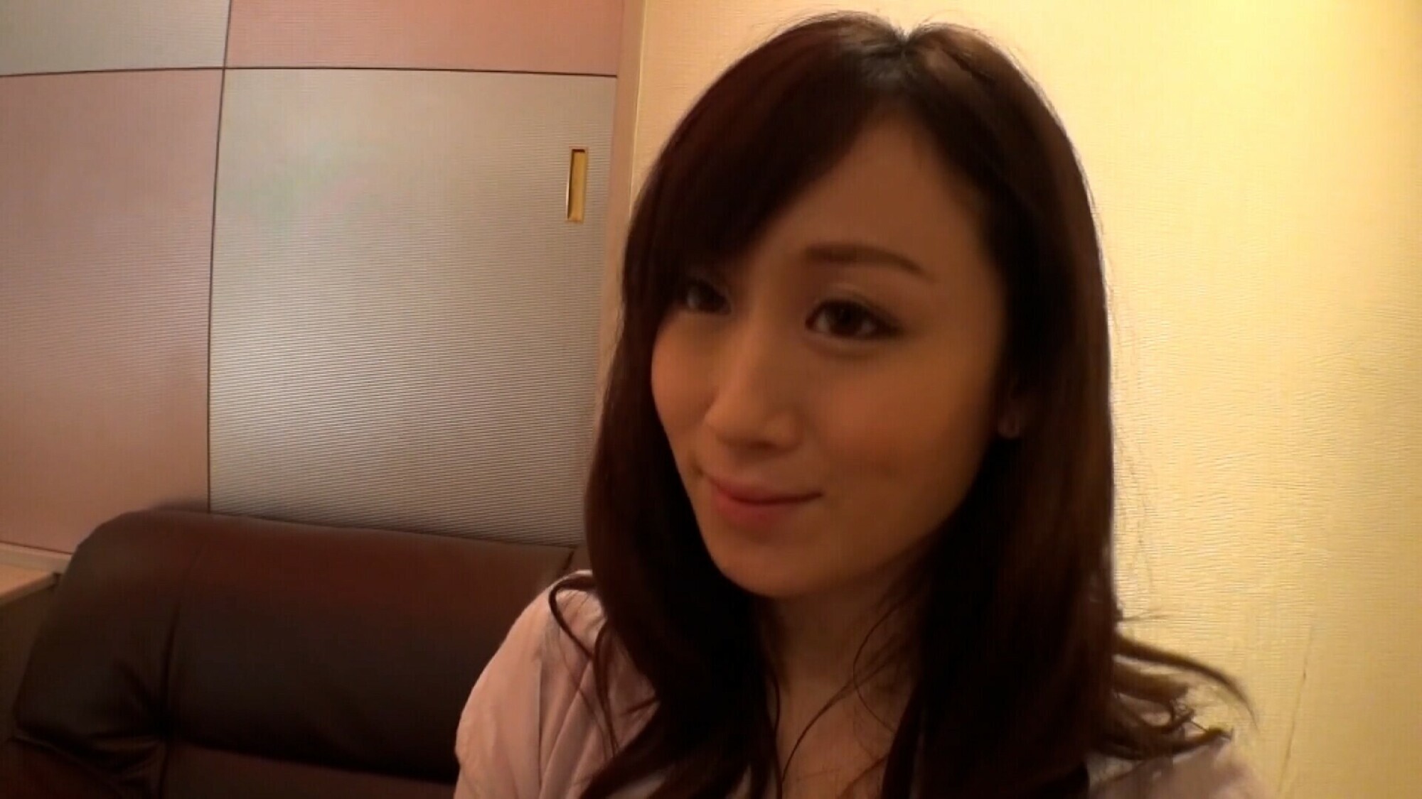 「SNSで知り合った欲求不満の人妻さんが初対面でラブホにインして変態ファックにイキ狂う!」のサムネイル