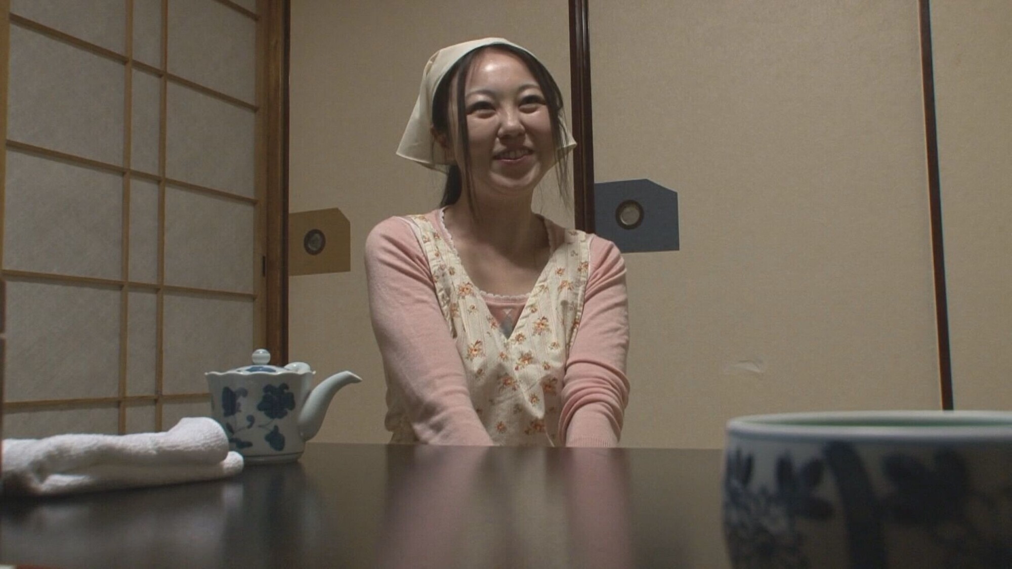 「【代々続く老舗旅館の美人女将をこっそり･･･！】可愛い笑顔で、明るく振舞う美人女将は未亡人！久しぶりの極太肉棒を美味しそうに頬張り、白い柔肌の熟れた躰が肉欲に濡れる！」のサムネイル