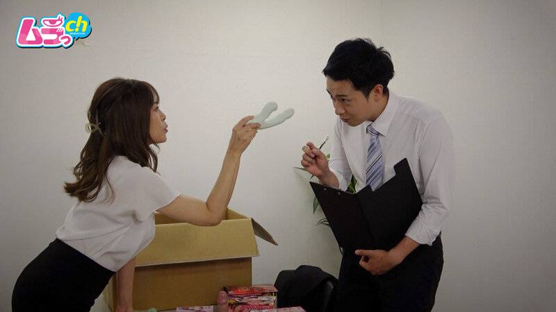 「【広瀬結香】巨乳熟女上司に弄ばれる素人社員を盗撮・のぞき!アダルトグッズ会社の実態」のサンプル画像2枚目