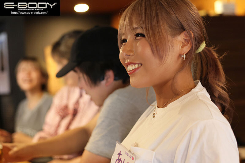 「愛那あい 巨乳ギャルが3P・4Pで濃厚フェラ披露！日焼け跡がセクシーなGカップ看板娘のAVデビュー作」のサンプル画像2枚目