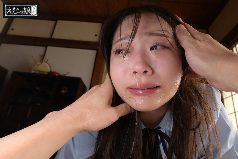 「二葉エマのSM×3P調教動画|美少女がイラマチオで服従する過激プレイ」のサンプル画像5枚目